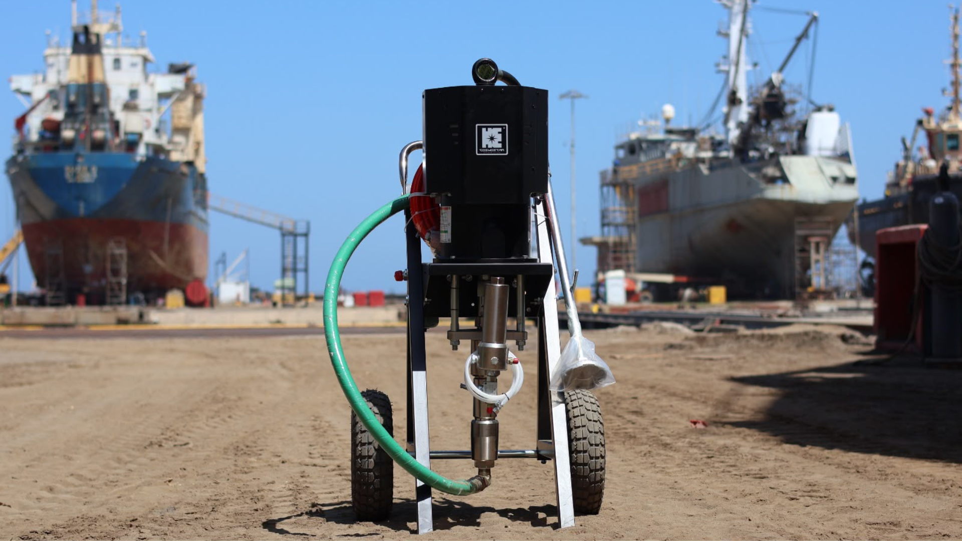 Aplicación de abrasivo silicato de hierro en cascos de barcos.